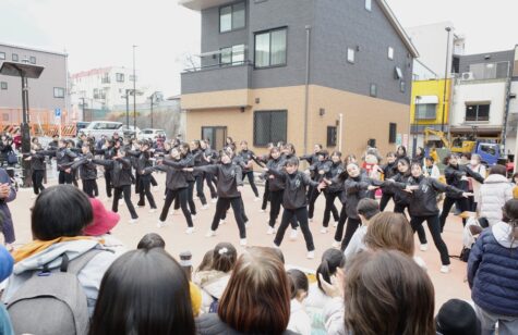 大勢の方々が、笑顔で手拍子