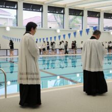 プール開きの祈りが行われました