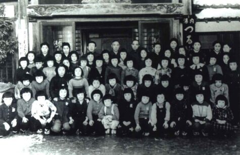 つるや旅館前集合写真